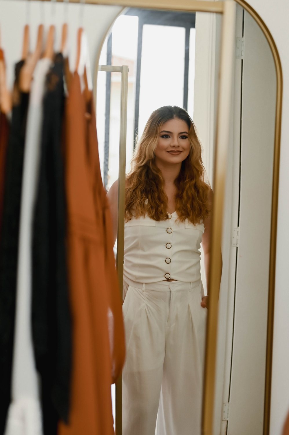 Nicole Louzada refletida no espelho em arco